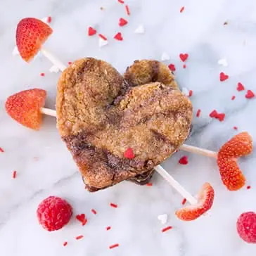 Corazones de brownies y galletas