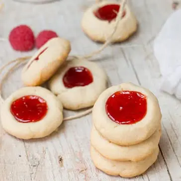 Galletas de vainilla y mermelada de frambuesas