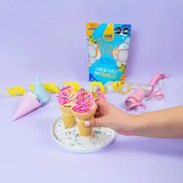 Pastel en conos de helado
