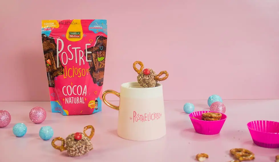 Chocolate caliente con bombones de reno