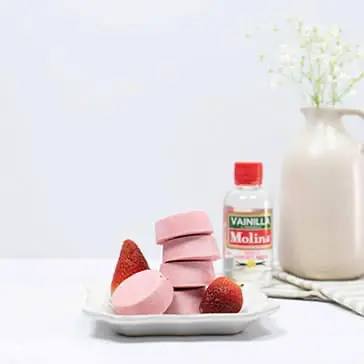 Bombas keto de cheesecake con fresas