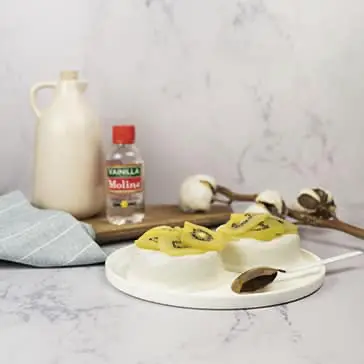 Panna cotta de yogurt con limón y kiwi
