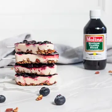 Paletas de yogurt y blueberries