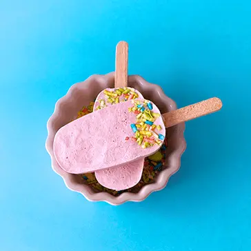 Paletas de fresa y confeti de coco