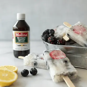 Paletas heladas de coco y berries